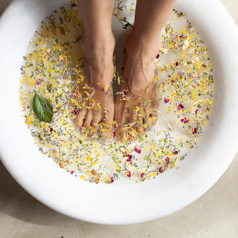 Imagem de pés no escalda-pés proporcionando bem estar